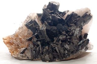  Wolframite: Décodons les mystères de ce minerai rare et précieux !